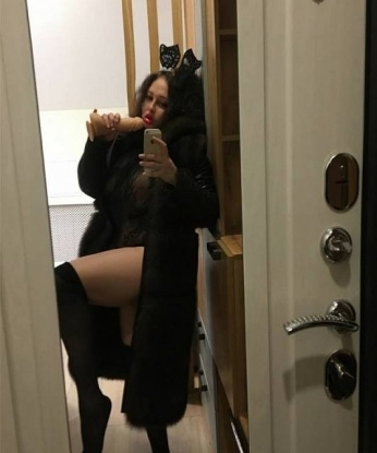 Сочная и горячая барышня приглашает в гости и обещает настоящий взрыв страсти и похоти. Проведи со мной незабываемое время и наберись новых впечатлений. Только для истинных ценителей! 1475, 42 года